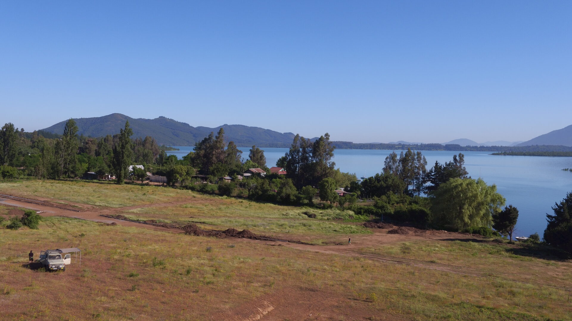 Parcelas Lago Colbún vista aérea con montañas y lago