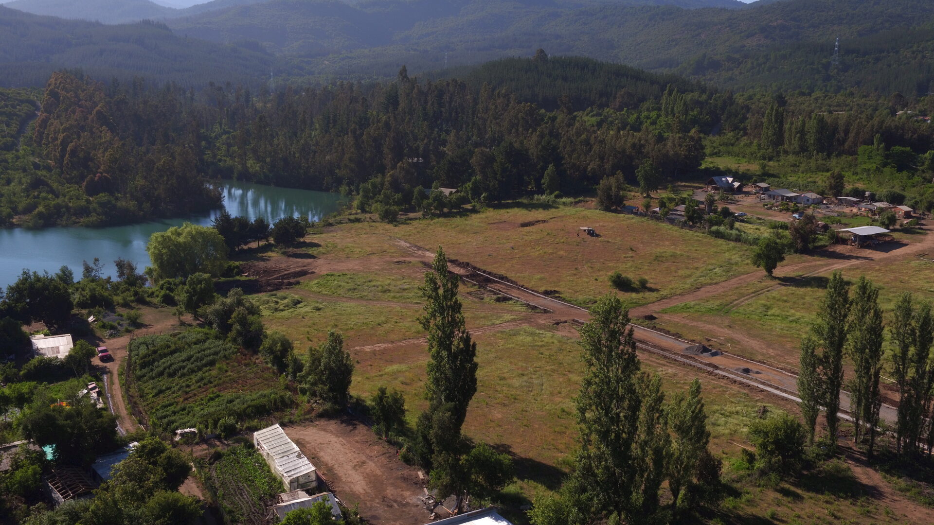 Vista cenital parcelas Costa Colbún rodeadas por el lago