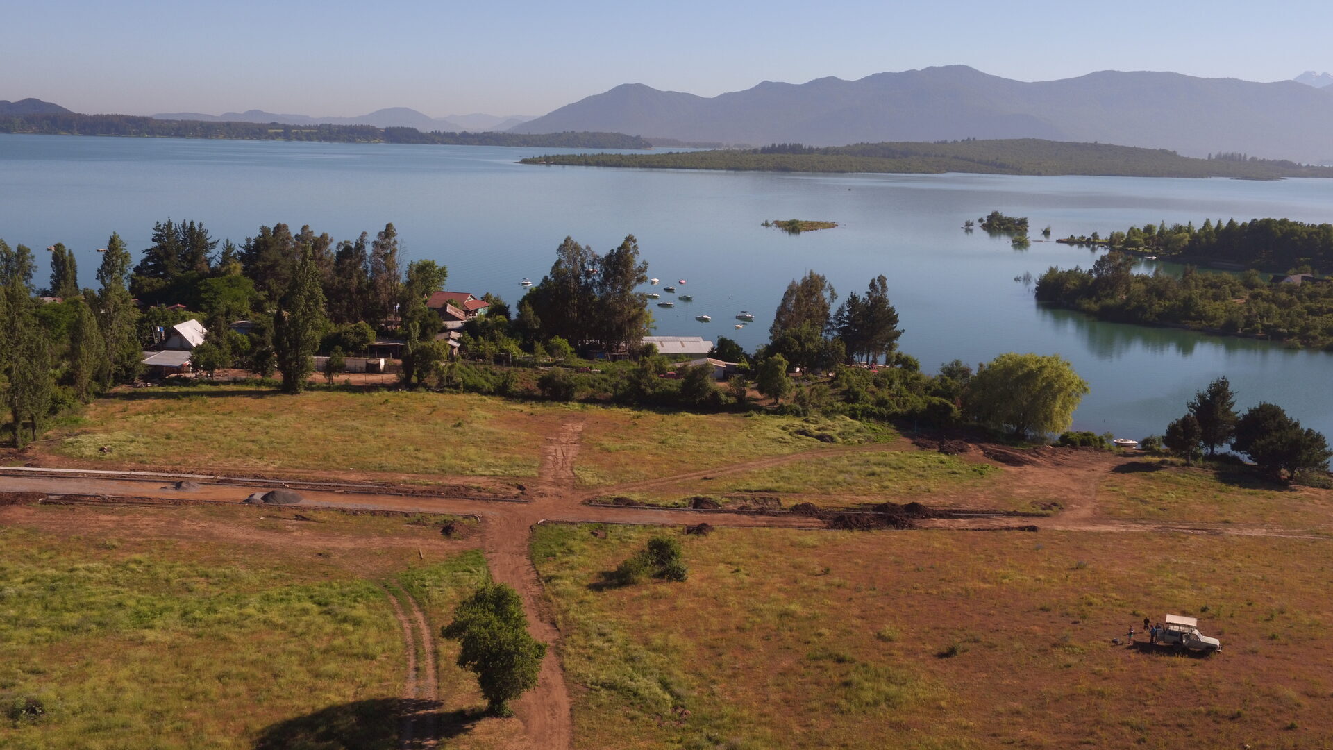Catamarán navegando en Lago Colbún