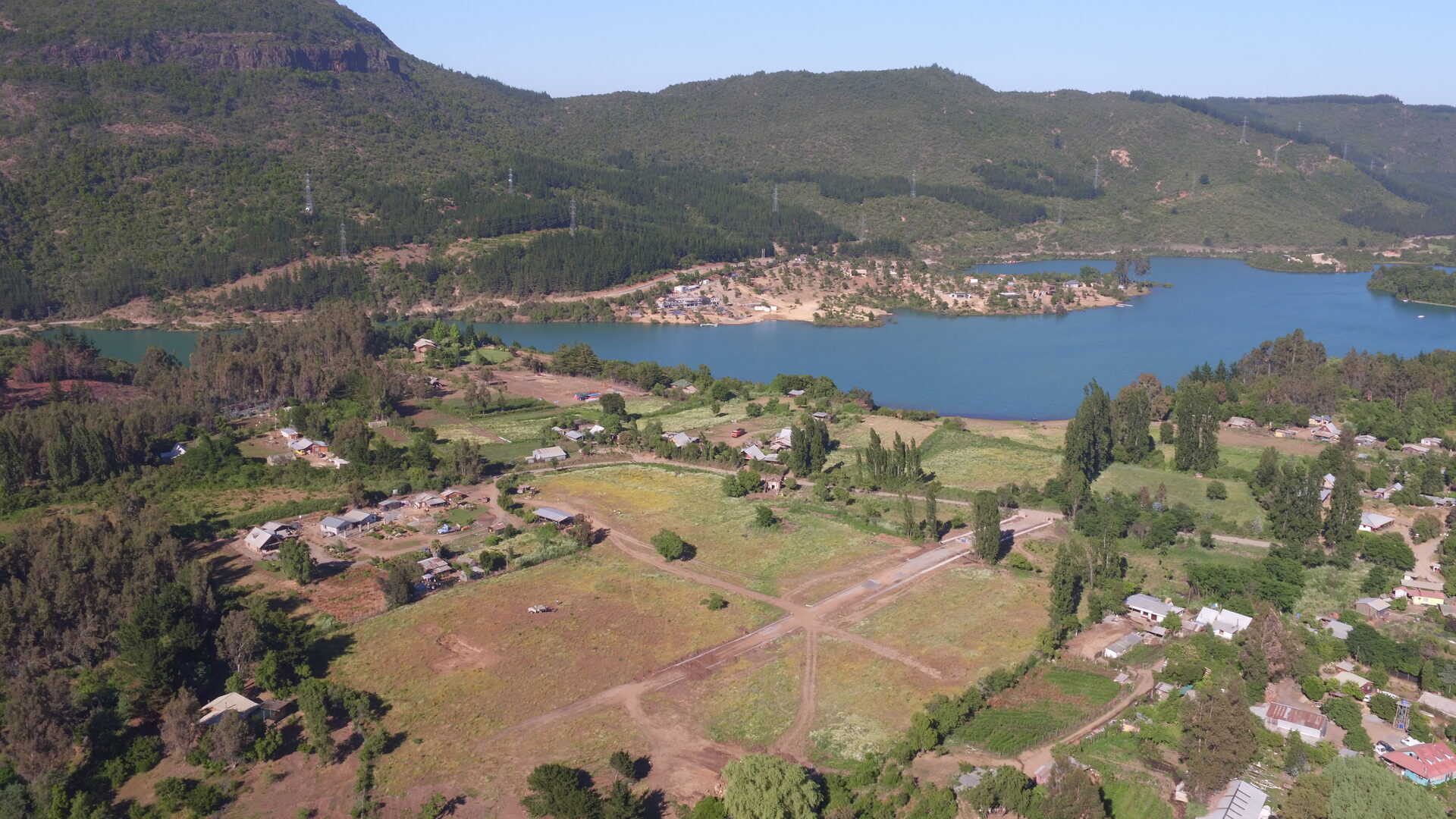 Vista panorámica terrenos y lago Costa Colbún