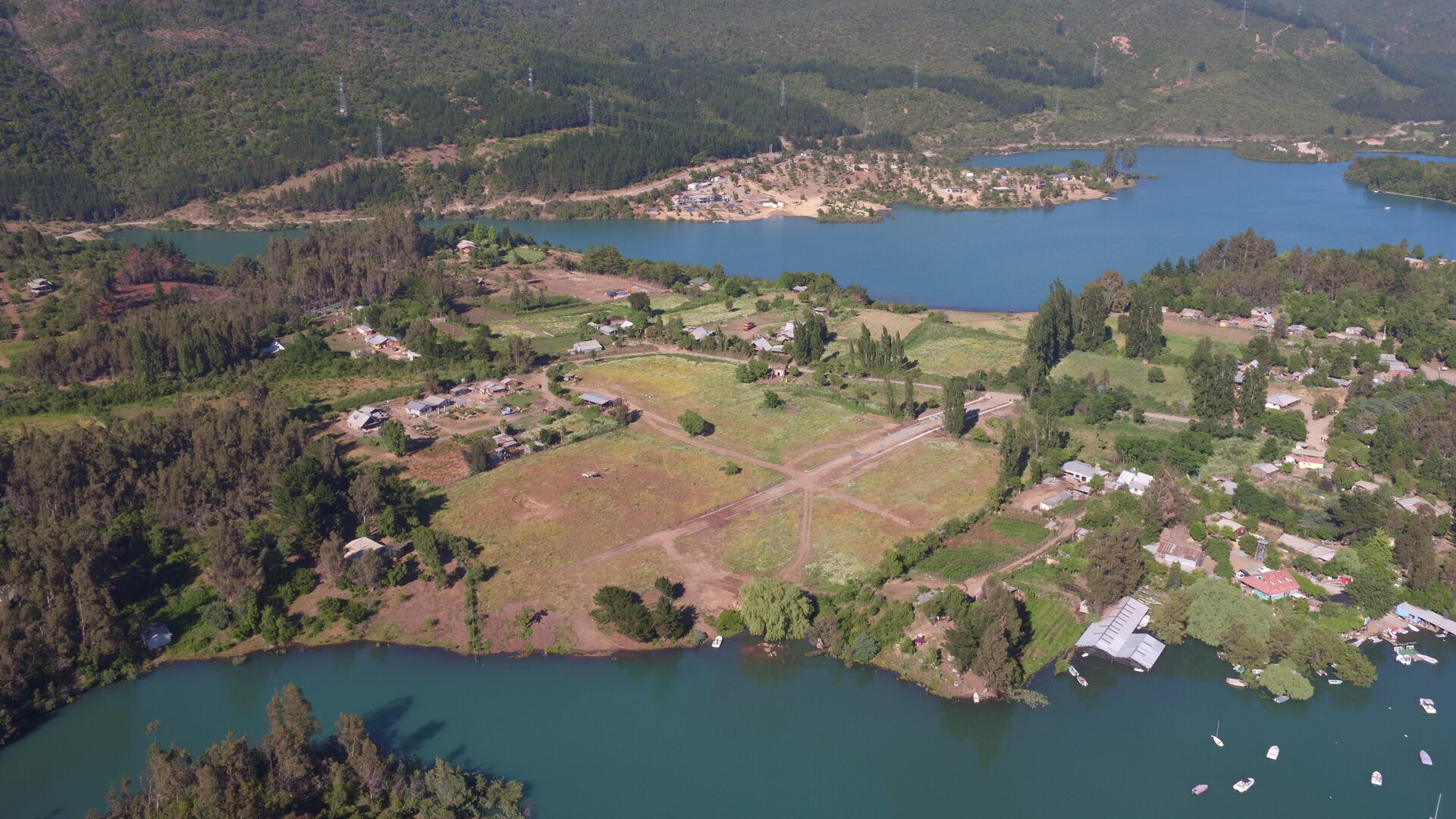 Vista aérea terrenos Lago Colbún con montañas