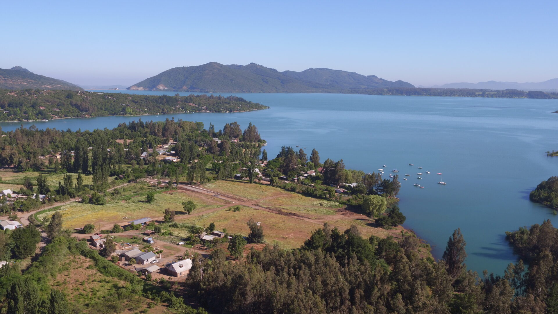 Vista aérea parcelas lakefront Lago Colbún