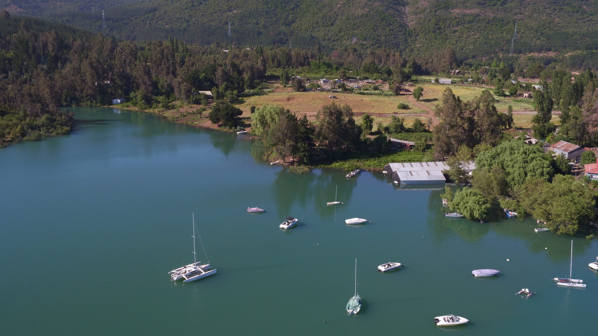 Terrenos Costa Colbún con botes en el lago