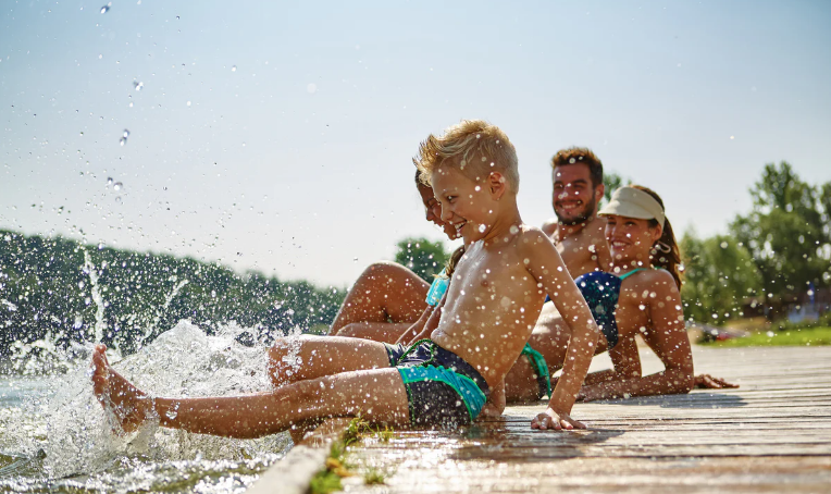 Familia disfrutando en el muelle — Vida de lago