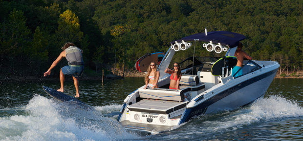 Bote de surf navegando en Lago Colbún